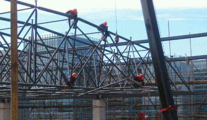 辉县论网架装配施工中搭设脚手架应当留神的事故